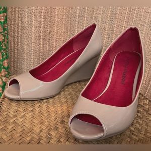 NWOB-Dirty Laundry Nude Patent Leather Wedges - Size 7.5